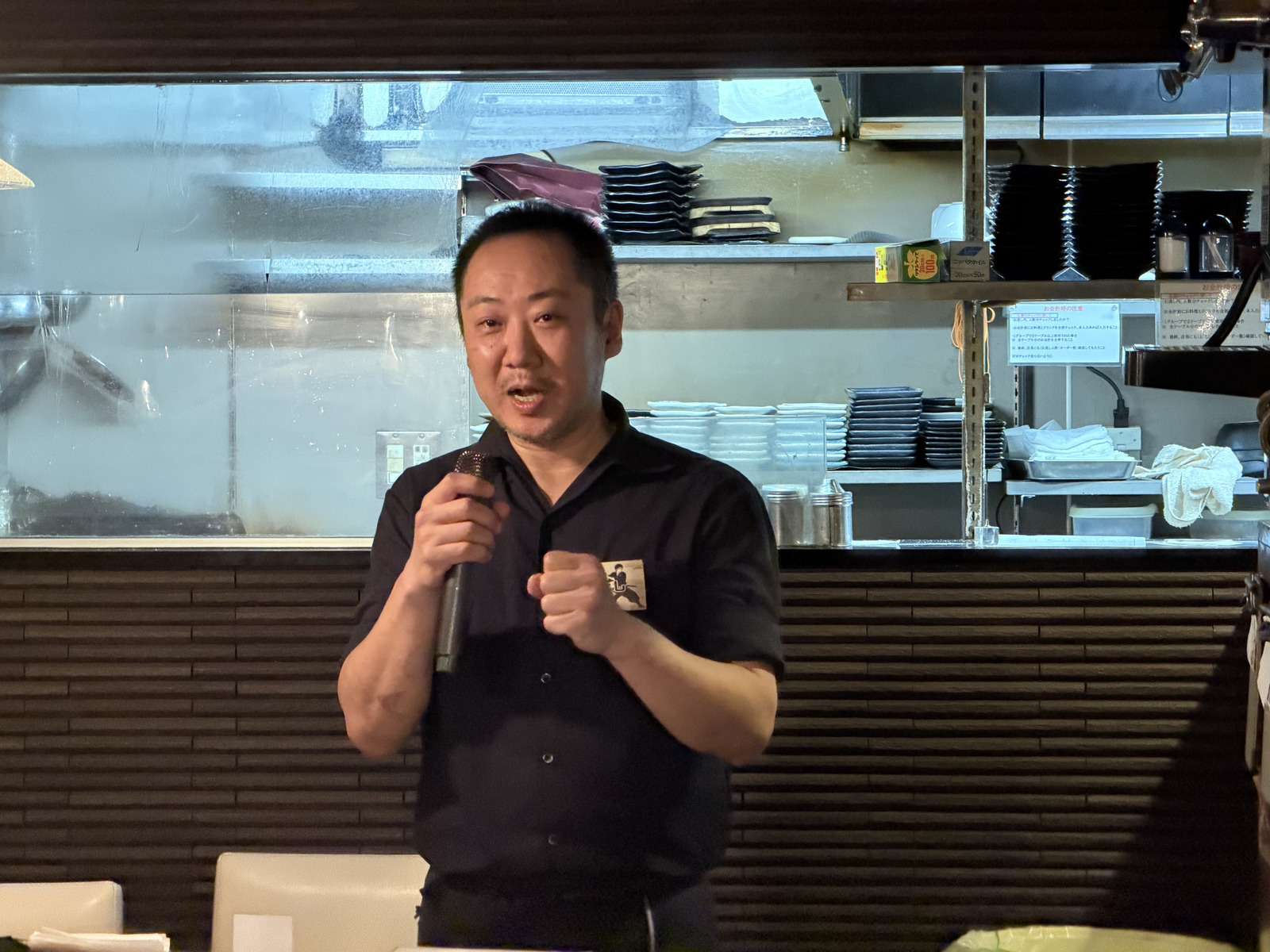 マイクを持って「A君B君」を説明する店長さん